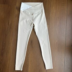 Wilo Cream Leggings with Stylish white detail on Waistband